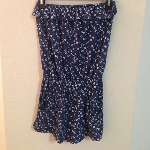 Sleeveless blue floral romper with pockets