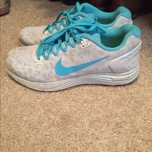 Women's Nike Shoes Size 9