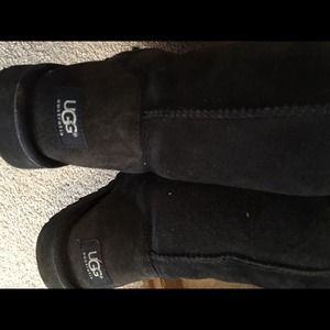 AUTHENTIC Women's short UGGs in black. Size 9