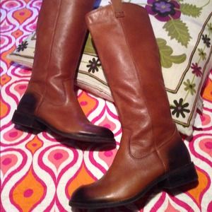 More pictures of jessica Simpson riding boots! 😊