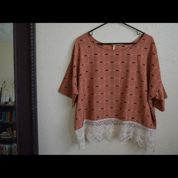 Tops - Printed top with lace