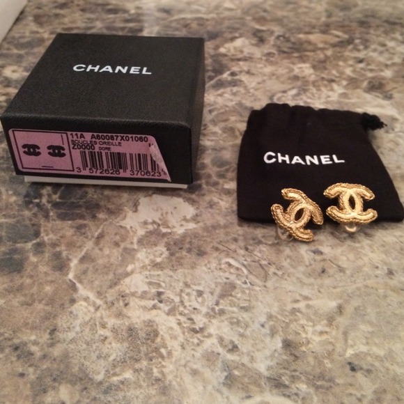 CHANEL Jewelry - 💛Chanel gold earrings💛