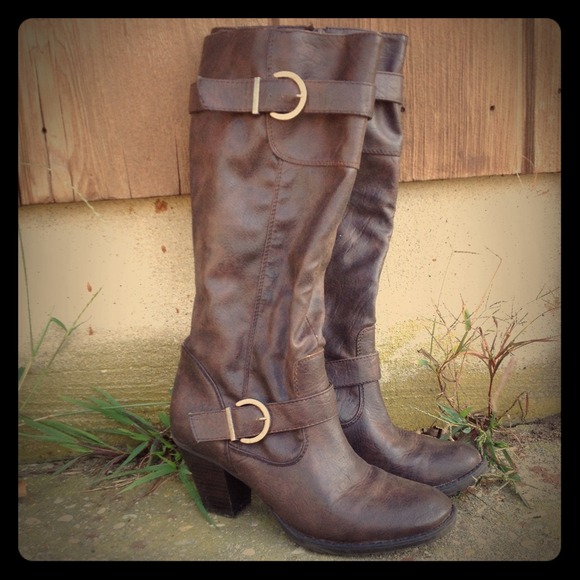 Brown née hight boots. Brass colored buckles