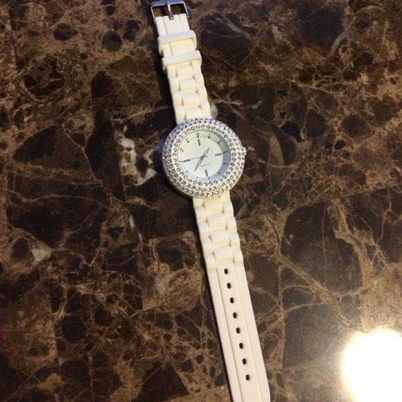 ✨White watch W/Rhinestones on face✨