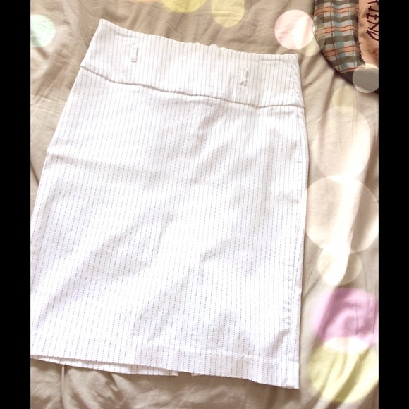 White with black pinstripes pencil skirt✏️