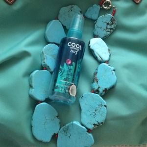 Fashionable turquoise rock necklace