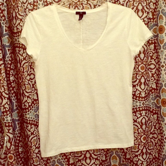 Gap white V-neck t-shirt