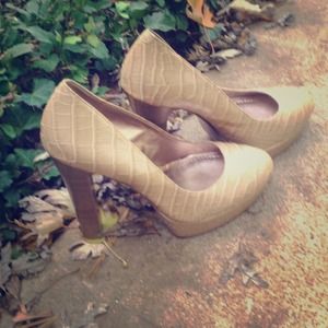 Nude BCBG pumps | size 8B | heel 6"