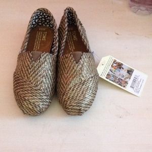 CUTEST BRAND NEW TOMS WITH BOX!