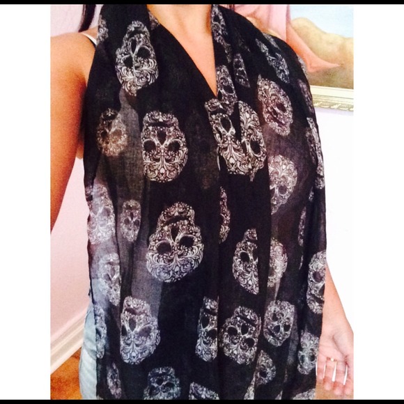 Skull scarf