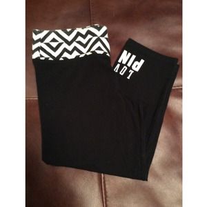 VS PINK Cropped Leggings