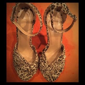 NWOT Forever 21 leopard printed stilettos.