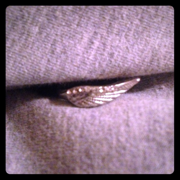 Angel wing silver tone ring, size 6-7.