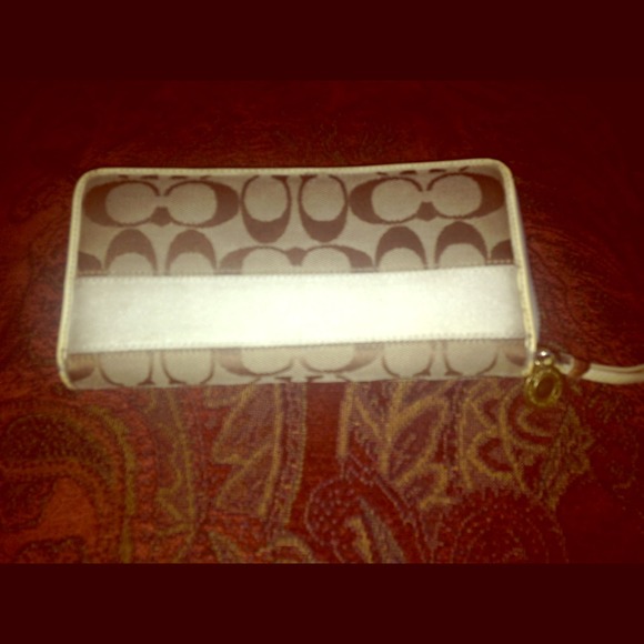 Authentic Coach zip around wallet