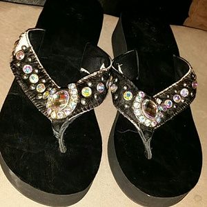 Gorgeous sandals with raised heel!