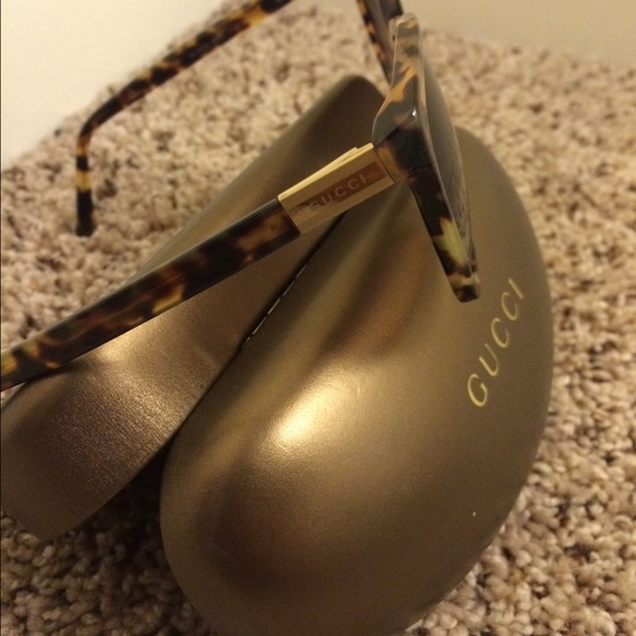 ❗️SOLD ❗️Gucci sunglasses - Picture 2 of 3