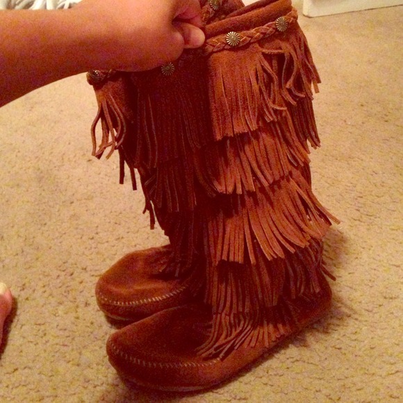 Minnetonka boots.. 5 fringe ! Good condition