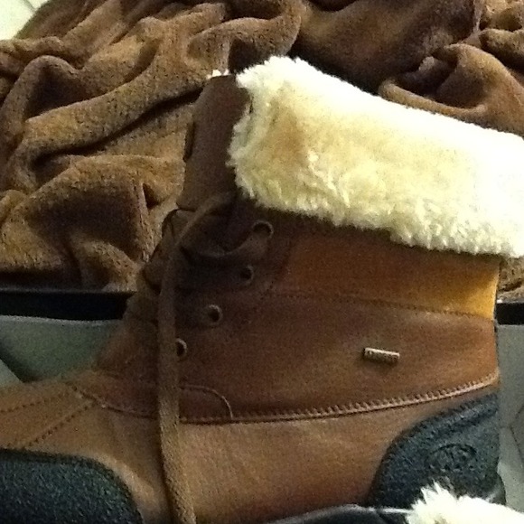 Mountain Gear Faux FuR ankle boot.
