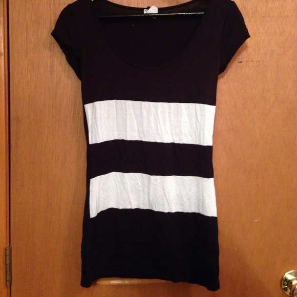 Black and white tee - Picture 1 of 2