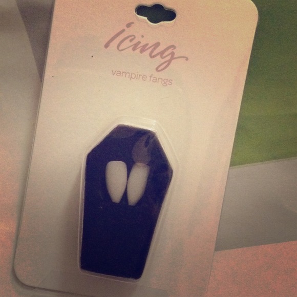 SOLD!!!   Vampire fangs🎃