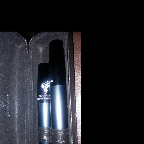 Make-up - Picture 2 of 2