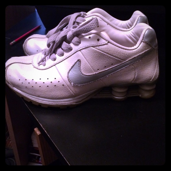 Nike "shox" in white with gray detail