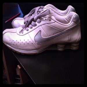 Nike "shox" in white with gray detail
