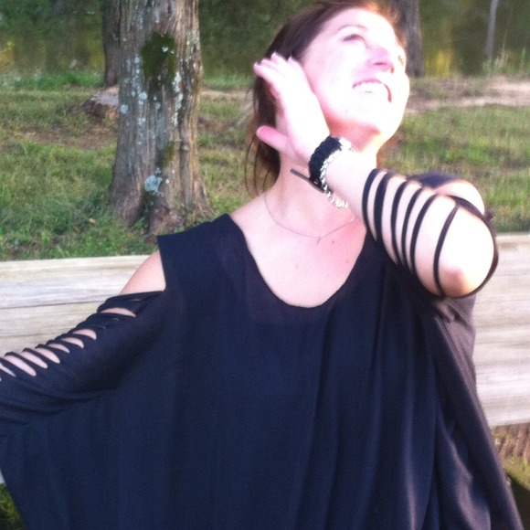 Black top w/cut-out arms