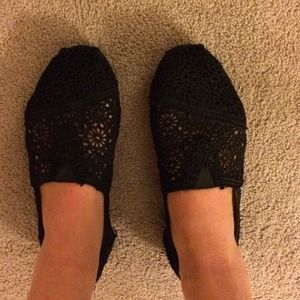 Black lace toms