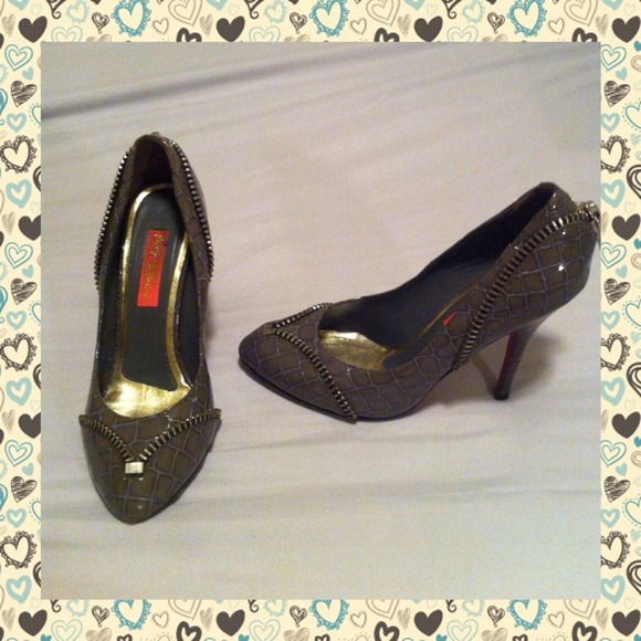 Betsey Johnson gray zipper pumps