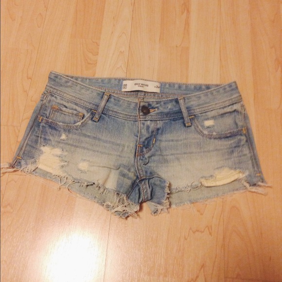 Gilly hicks distressed & frayed low rise shorts