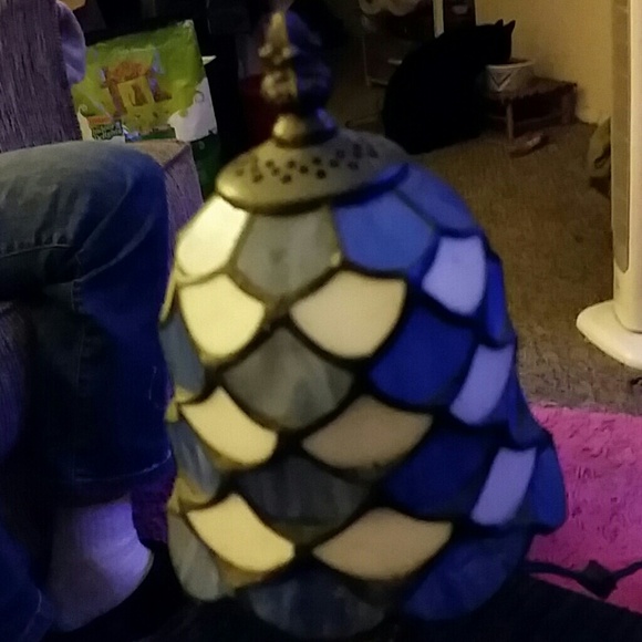 Tiffany style small accent lamp - Picture 2 of 3