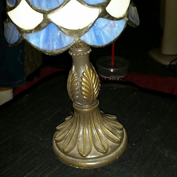 Tiffany style small accent lamp - Picture 3 of 3