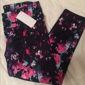 Fabletics by Kate Hudson - Salar Capri in Lava