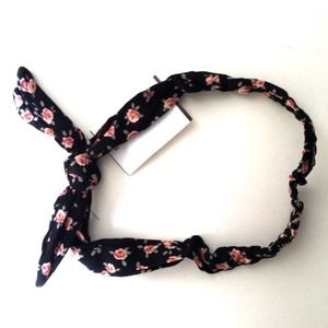 Brandy melville floral headband :)