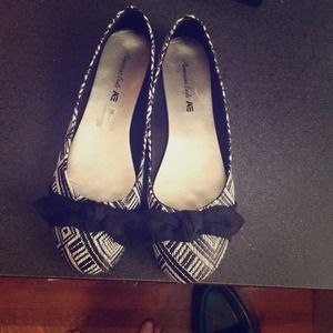 American eagle black and white flats