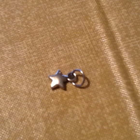 Silver star dangle. Solid - Picture 1 of 2