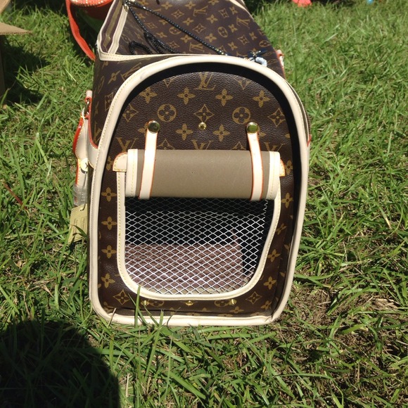 Dog carrier
