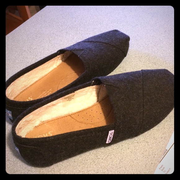 Mint condition dark gray Toms with wool insides
