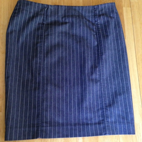 Body by Victoria short pencil skirt