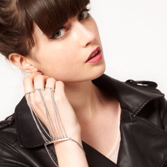 Nasty Gal Ring Leader Handchain