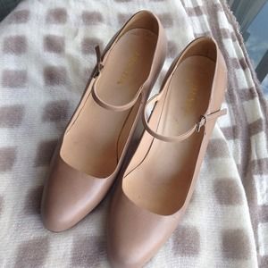 Prada round toe Pumps!