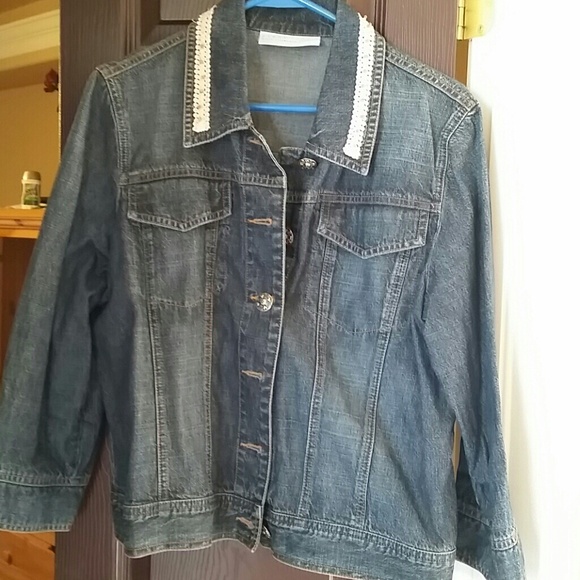 Cropped denim  jean jacket with decorative collar