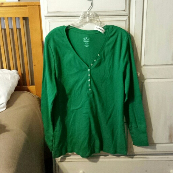 Old Navy Kelly green henley. NWT