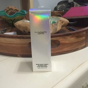 NIB MAC Lightful toner