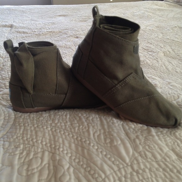 NEW ❤TOMS WRAP BOOTS❤ SOLD - Picture 2 of 4