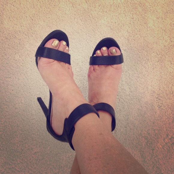 Shoes - Sexy black strappy heels/sandals, ankle strap.💖😎