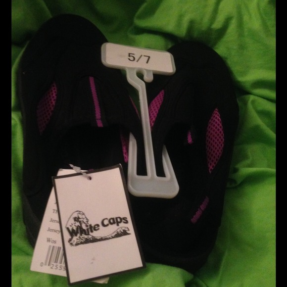 👧🏻 White Caps Shoes/Aqua Socks - Picture 2 of 3