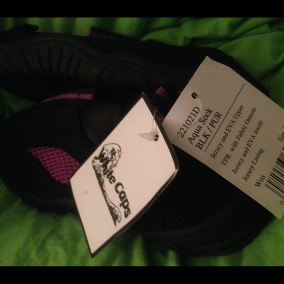 👧🏻 White Caps Shoes/Aqua Socks - Picture 3 of 3