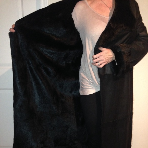 Barney's New York.  Ankle length leather coat. - Picture 2 of 4